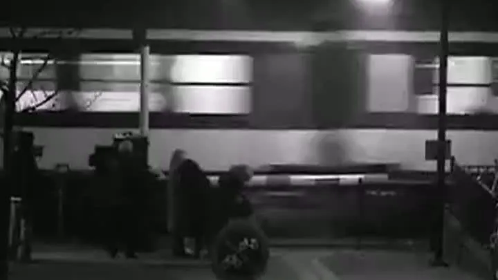 Sperietură soră cu moartea pentru o femeie care a vrut să traverseze calea ferată