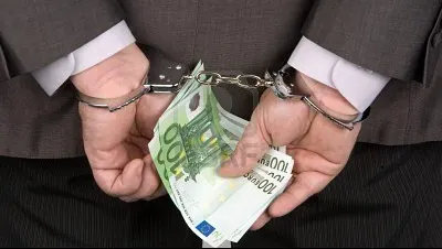 Directorul unei case judeţene de asigurări, acuzat de fraudă. Ce a făcut cu banii