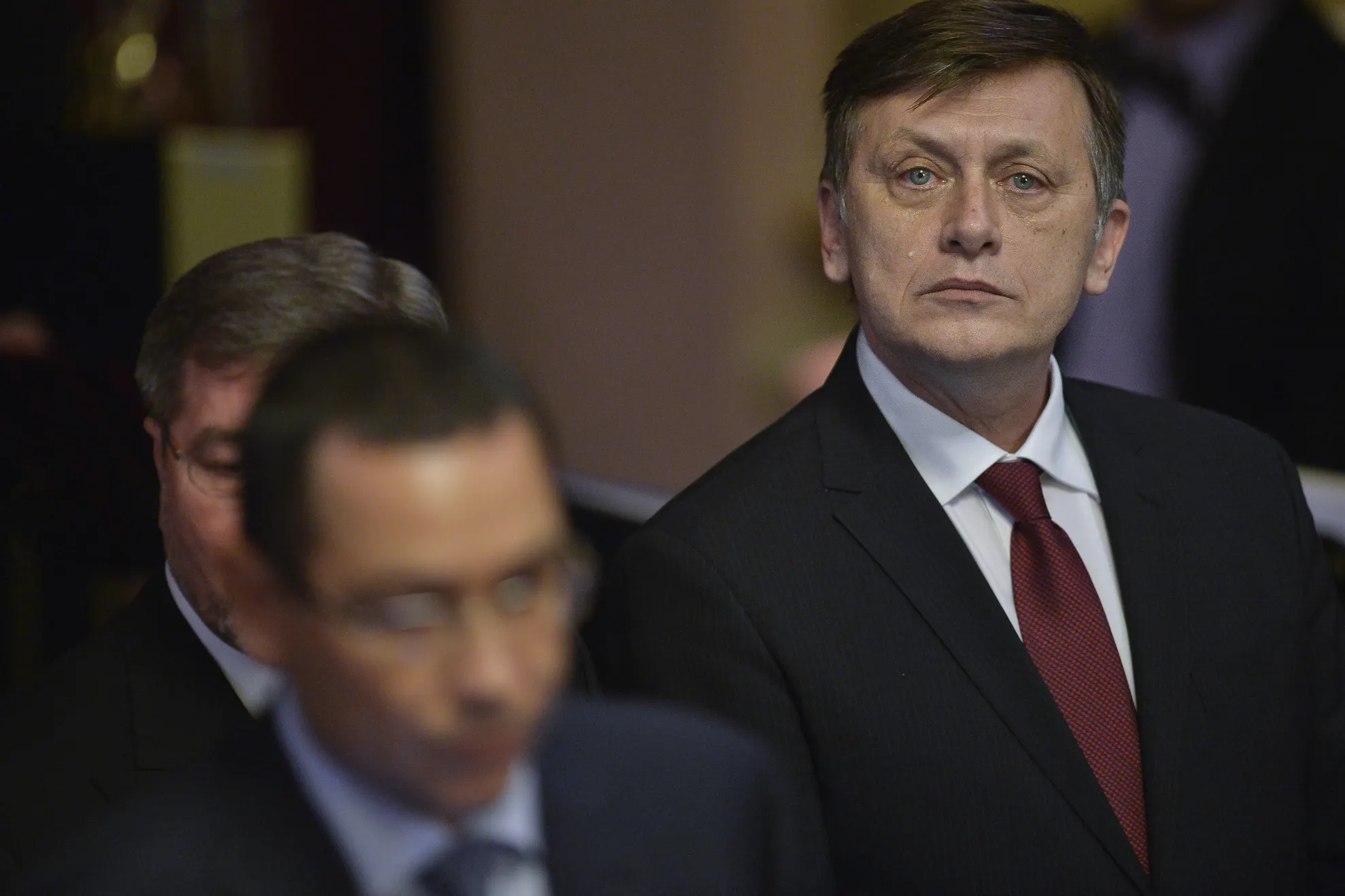 Antonescu: PSD fură tot ce poate!