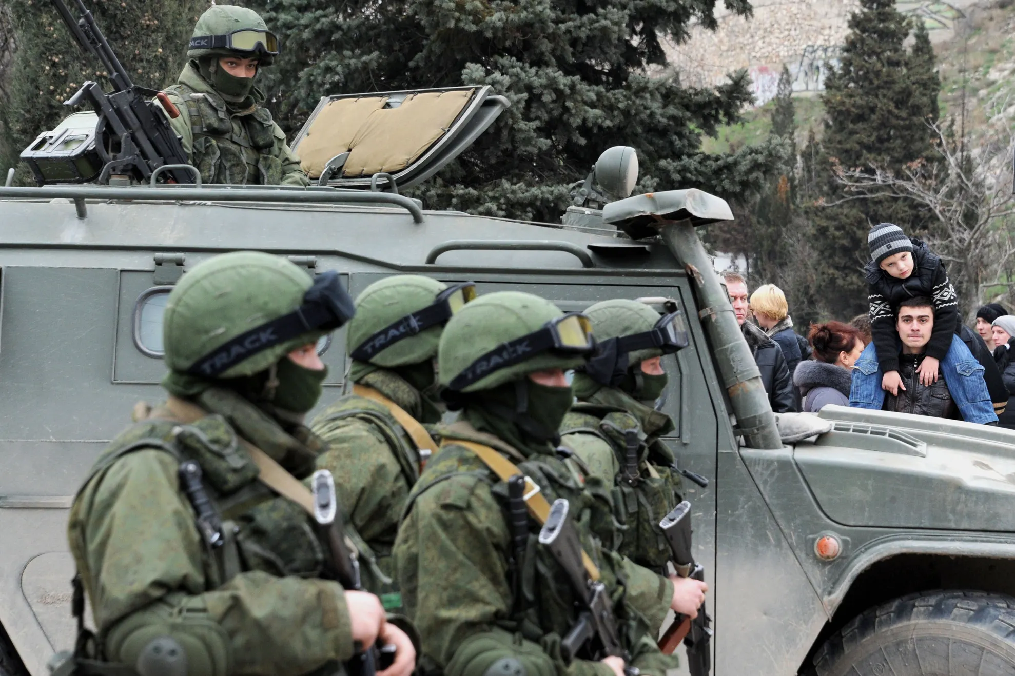 UCRAINA. Trei baze militare, înconjurate de ruşi. UCRAINENII, SOMAŢI SĂ SE PREDEA 