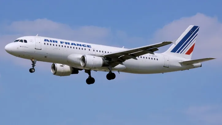 Cursele aeriene care vin sau pleacă de la Bucureşti spre Paris au întârzieri