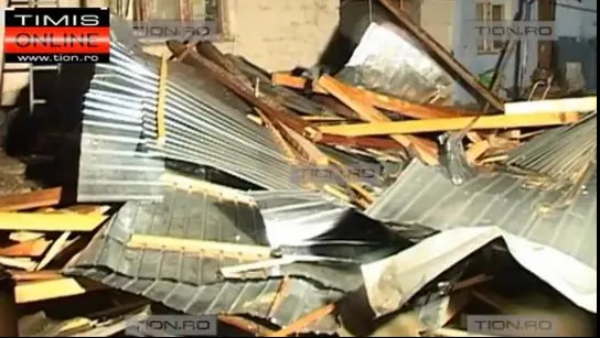 Trei persoane au fost rănite, după ce acoperișul unui bloc a zburat peste o casă
