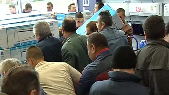 Sute de oameni s-au înghesuit la aparate de aer condiționat