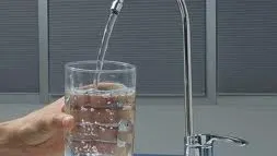Apa de la robinet - ar trebui să renunţăm de tot la ea? Ce spun specialiştii