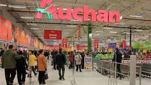 Protest la AUCHAN. Sute de angajaţi au pichetat în faţa sediului AUCHAN 