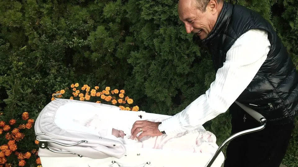 Traian Băsescu: Eu nu schimb scutece, eu sunt cu legănatul şi plimbatul.Vorbesc mult cu nepoţica mea