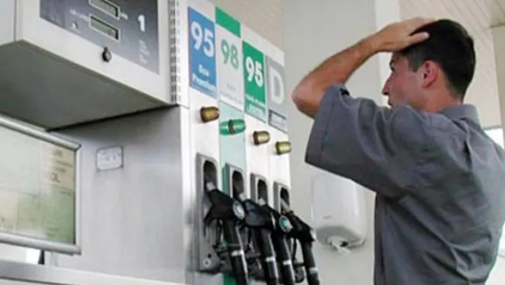 AGLOMERAŢIE LA BENZINĂRII, cu o zi înaintea creşterii accizei la carburant
