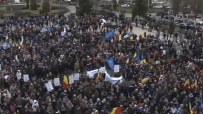 Miting al angajaţilor Dacia Renault: "Jos Guvernul! Ponta, Mickey Mouse al României! Jos Băsescu!"