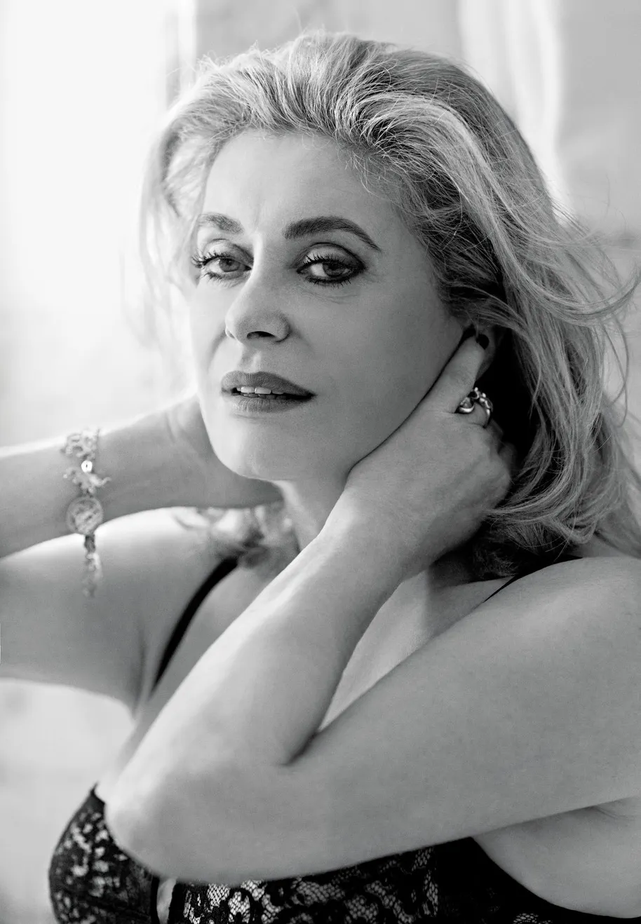 CATHERINE DENEUVE, ipostază INCREDIBILĂ pentru un fost sex-simbol: în body şi colanţi la 70 de ani