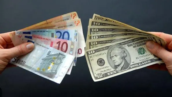 Piaţa bancară din România, mai vulnerabilă la fluctuaţiile cursului faţă de alte pieţe din ECE