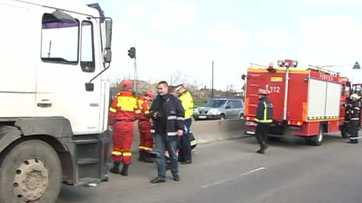 Femeie SPULBERATĂ PE TRECEREA DE PIETONI de un TIR