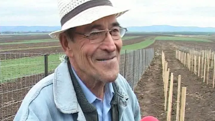 Un FERMIER din Bacău vrea să dea LOVITURA: a dat PORUMBUL pe fructele GOJI