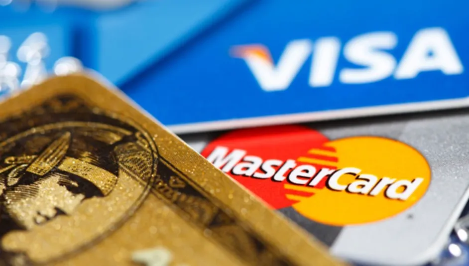 Visa şi MasterCard au oprit serviciile pentru clienţii băncilor ruseşti, în urma sancţiunilor SUA