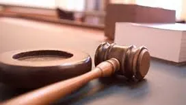 Primarul din Horezu şi o angajată a Primăriei, trimişi în judecată