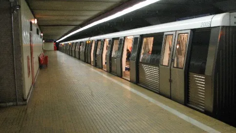 TRAGEDIE LA METROU. Femeie de 67 de ani, ÎN COMĂ după ce a căzut pe şine