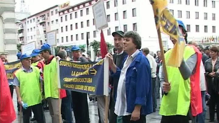 MUNCITORI ÎN GREVA FOAMEI, LA BACĂU. Nu şi-au mai primit salariile de trei luni 