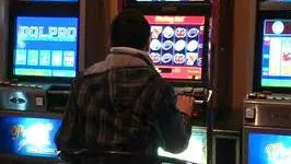 Micul LAS VEGAS din România. Oraşul în care oamenii pierd la PĂCĂNELE cinci milioane de euro pe an 