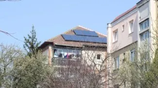 Ei nu vor mai avea PROBLEME CU FACTURILE! Blocul din România care foloseşte PANOURILE SOLARE