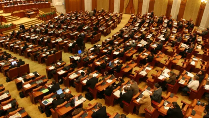 PANICĂ ÎN PARLAMENT: Unei deputate i s-a făcut rău în plen