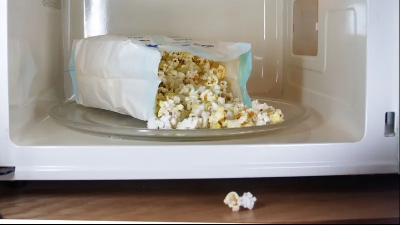 Cât de nesănătos este popcornul la microunde. Nu o să mai mănânci niciodată
