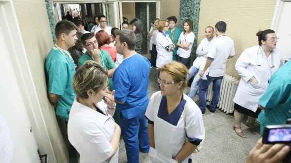 MEDICII REZIDENŢI, la PROTEST: "AJUTOR! Nu ne fugăriţi din ţară!"