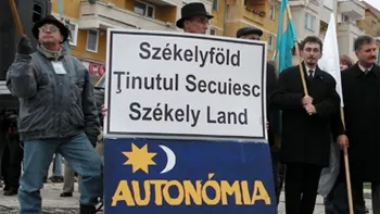 AUTONOMIA SECUILOR. Susţinătorii au aprins lumânări în faţa Ambasadei României la Budapesta