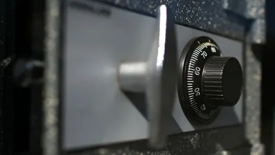 Băcăuan arestat după ce a furat seiful cu bani dintr-o primărie