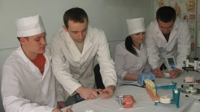 MEDICII REZIDENŢI IES ÎN STRADĂ: "Vrem să ne fie plătite gărzile şi orele suplimentare!"