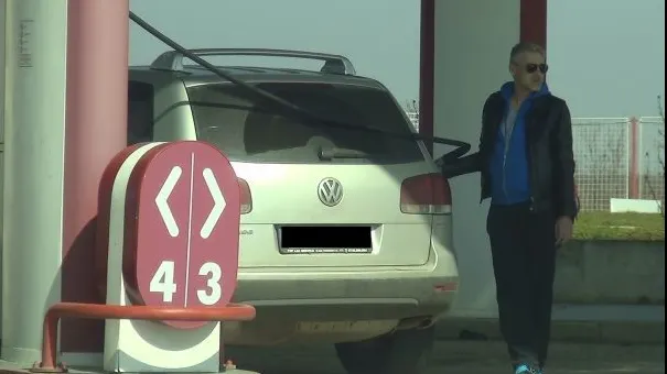 Cine este "milionarul sărac" din Ministerul Culturii. Duce o VIAŢĂ DE LUX, deşi are un venit mic
