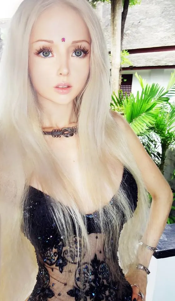 Cum arată Valeria Lukyanova când nu e FATA BARBIE: transpirată, fără lentile de contact şi machiaj