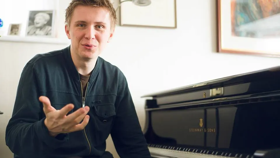ŞANSA VIEŢII pentru un pianist talentat. Are nevoie de 20.000 de LIKE-URI