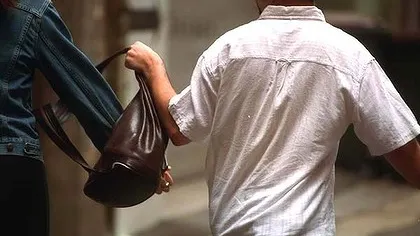 JAF ÎN CAPITALĂ: Femeie atacată pe stradă. Hoţii i-au furat geanta în care se aflau 40.000 de lei