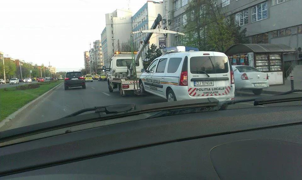 MARTOR OCULAR: O maşină de poliţie ridicată de pe un bulevard din Craiova