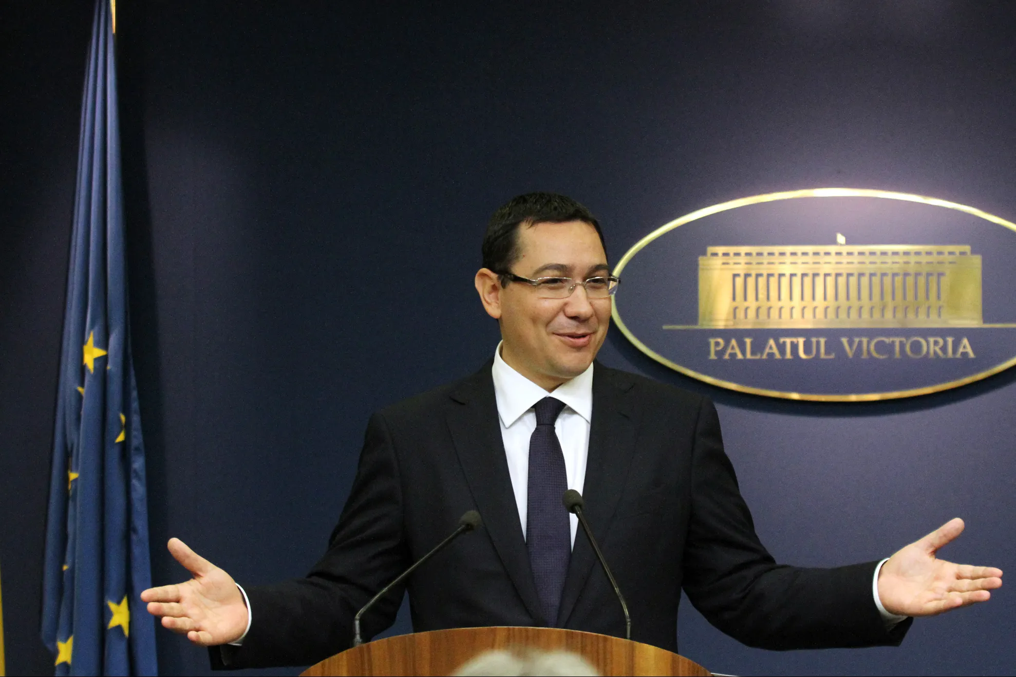 Victor Ponta şi-a mutat biroul la MApN: "Mă aştept la înscenări"