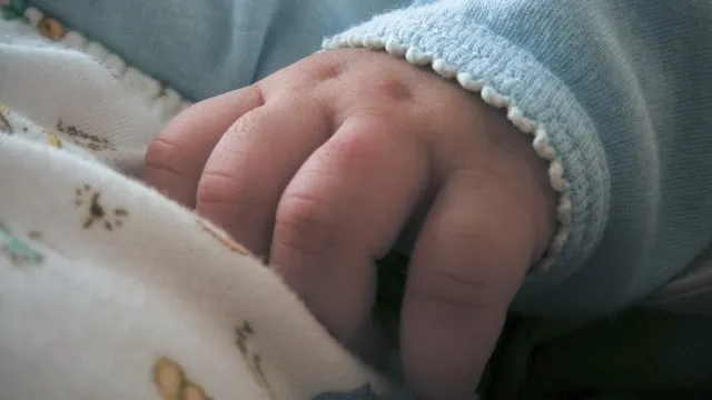 Bebeluş de 9 luni, ACUZAT de tentativă de OMOR