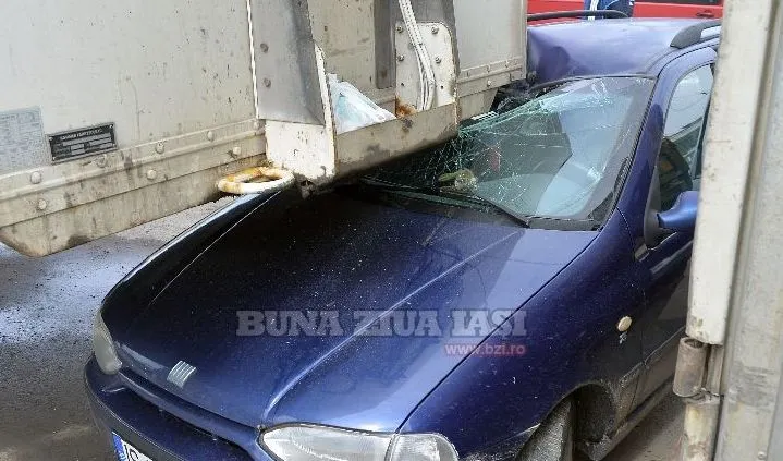Accident teribil. O mașină a intrat sub un tir