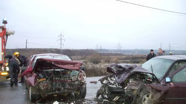 Accident cumplit în Vâlcea. Trei persoane au fost rănite grav