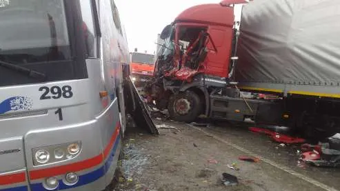 Două tiruri, implicate într-un accident. O persoană a murit