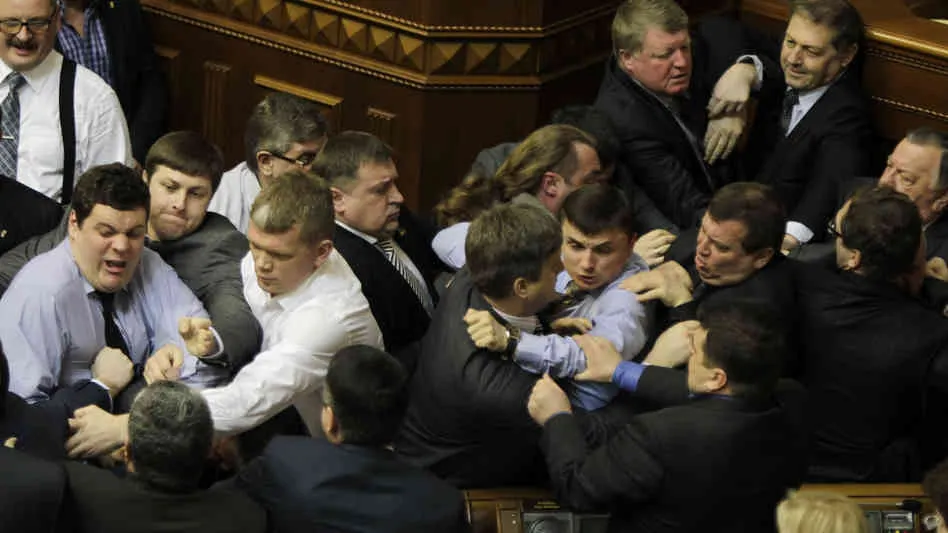 Altercaţie între deputaţi în Parlamentul de la Kiev