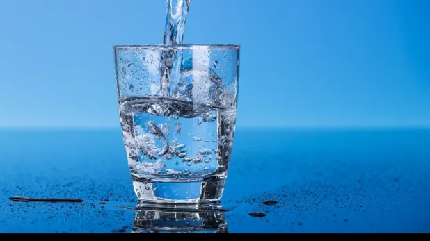 Inventatorul care a rezolvat problema lipsei apei potabile din ţările sărace: SCOATE APA DIN AER