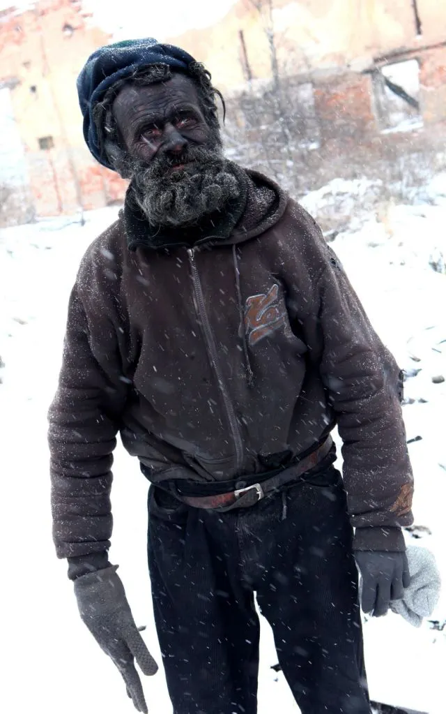 Cehul care doarme în cenuşa fierbinte pentru a se încălzi. Cum arată "cel mai murdar om din Europa"