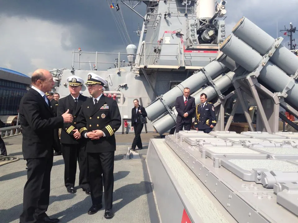 Băsescu, la bordul distrugătorului USS Cook: "Mulţumim aliaţilor pentru prezenţa în Marea Neagră"