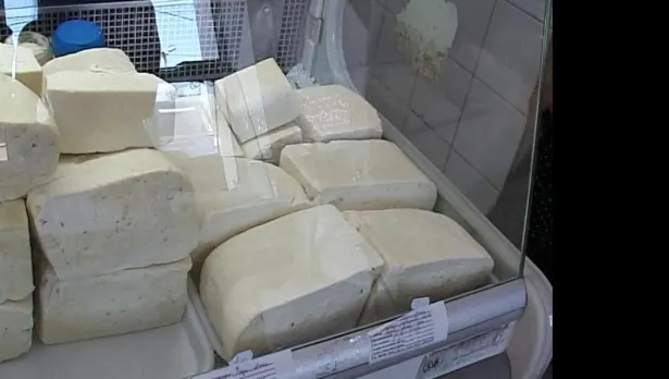 Brânza de Sibiu, un brand românesc falsificat de Paști la București, cu lapte de soia din Bulgaria 