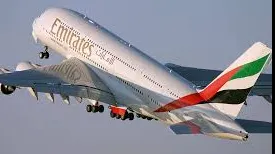 Aproape 700 de români lucrează pentru compania aeriană Emirates. Ce salarii primesc