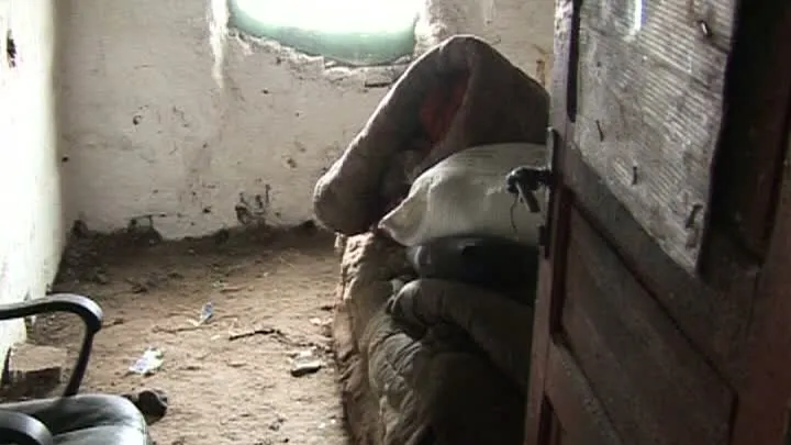 CAZ ŞOCANT în România. O fată de 13 ani, ţinută de părinţi ÎNCHISĂ ÎN CONDIŢII INUMANE