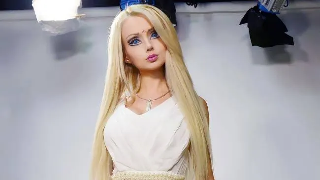 ULUITOR. Cum arată femeia BARBIE ÎN COSTUM DE BAIE ŞI FĂRĂ MACHIAJ