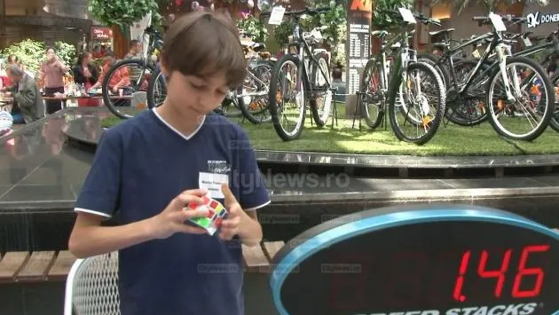 UIMITOR. La numai 11 ani, un elev român rezolvă cubul Rubik în 10 secunde