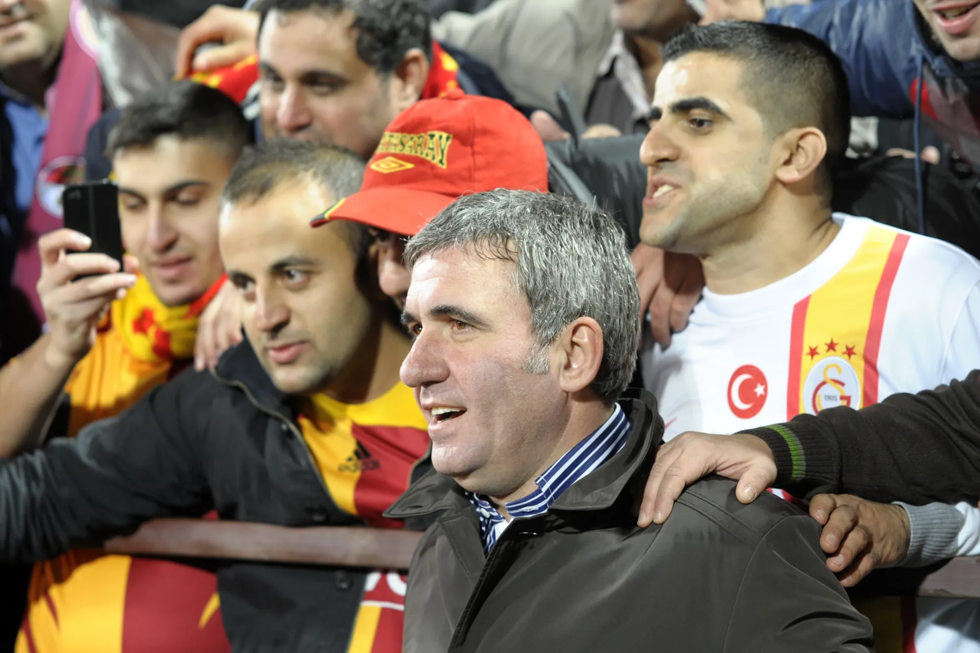 Hagi, legendă a clubului Galatasaray, ovaţionat de public la derbiul cu Fenerbahce