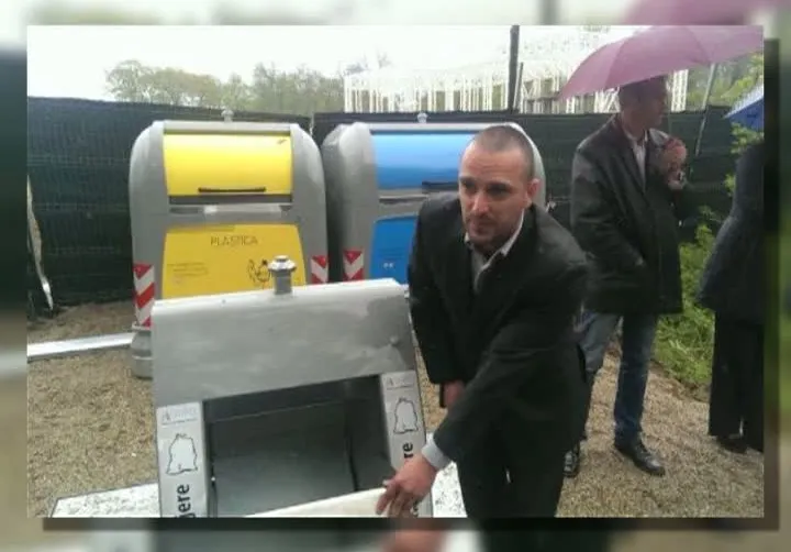 ŢINUTA OBLIGATORIU cu costum şi cravată, pentru GUNOIERI. În ce oraş din România se întâmplă