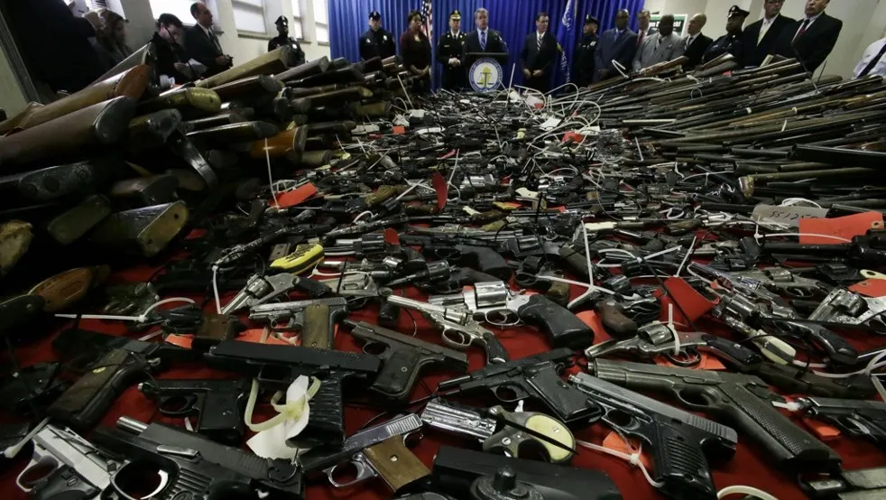 Percheziţii în Bucureşti şi şapte judeţe, la persoane suspectate că deţin ilegal arme